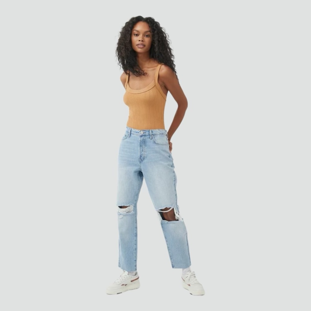 UO BDG High-Waisted Slim Straight Jean Ripped
Light Wash
